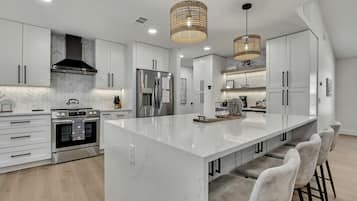 Réfrigérateur, four à micro-ondes, un four, surface de cuisson