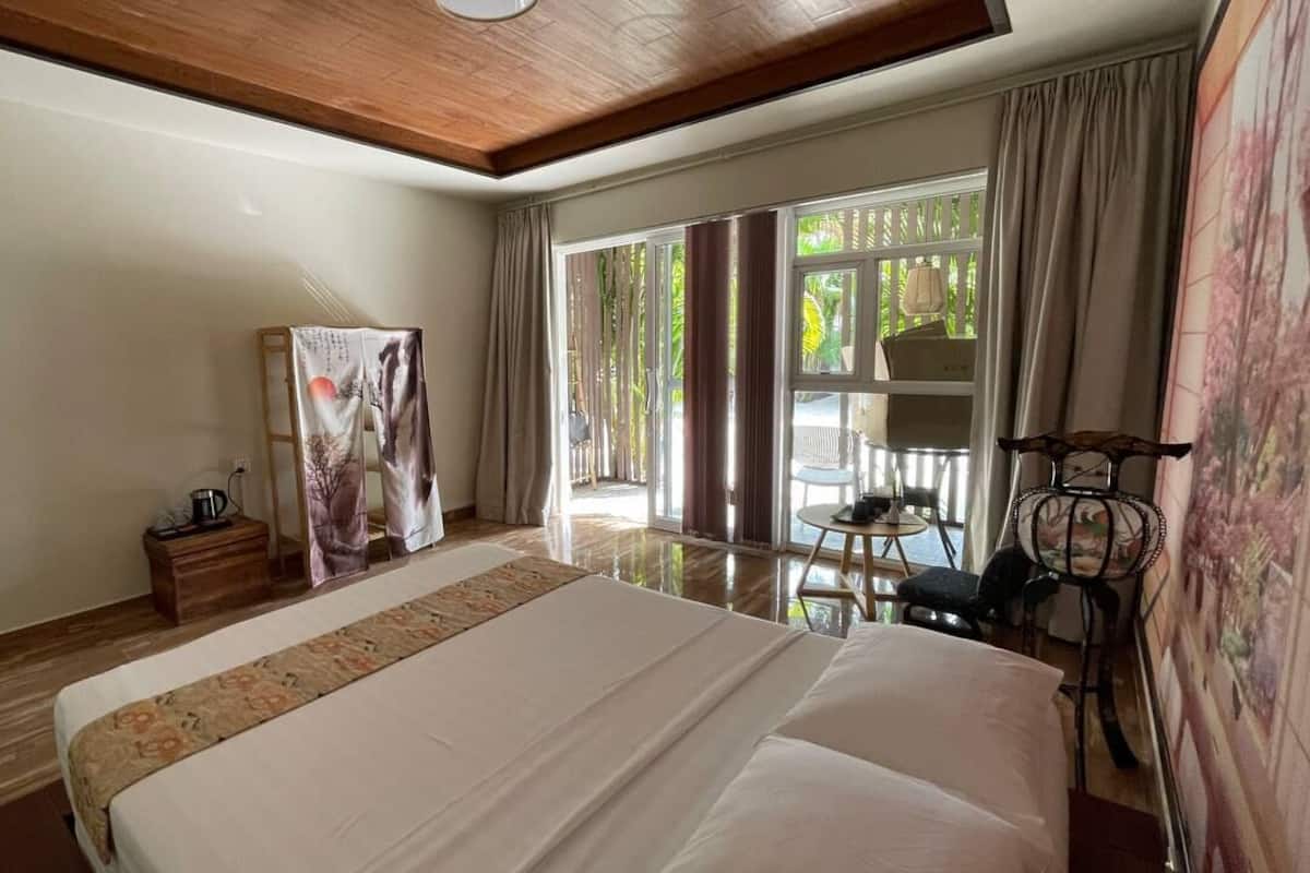 Odada kasa, ayrı ayrı dekore edilmiş, ayrı ayrı döşenmiş