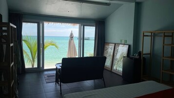 Villa Deluxe - havsutsikt - mot havet | Värdeförvaringsskåp på rummet, individuell inredning och unika möbler