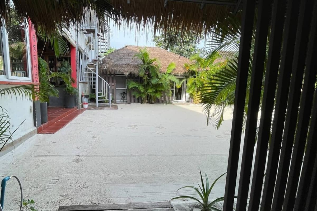 Odada kasa, ayrı ayrı dekore edilmiş, ayrı ayrı döşenmiş