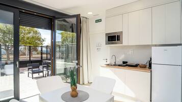 MAR STUDIO-TERRAZA-VISTA PLAYA | Privékeuken | Een koelkast/vriezer, een magnetron, een kookplaat, een espressoapparaat
