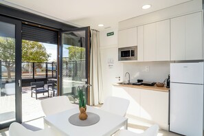 MAR STUDIO-TERRAZA-VISTA PLAYA | Private kitchen | Full-size fridge, microwave, stovetop, espresso maker - CA LA MAR VILLAJOYOSA (Villajoyosa)