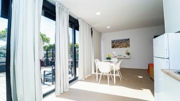 CA STUDIO-TERRAZA-VISTA PLAYA | Privékeuken | Een koelkast/vriezer, een magnetron, een kookplaat, een espressoapparaat