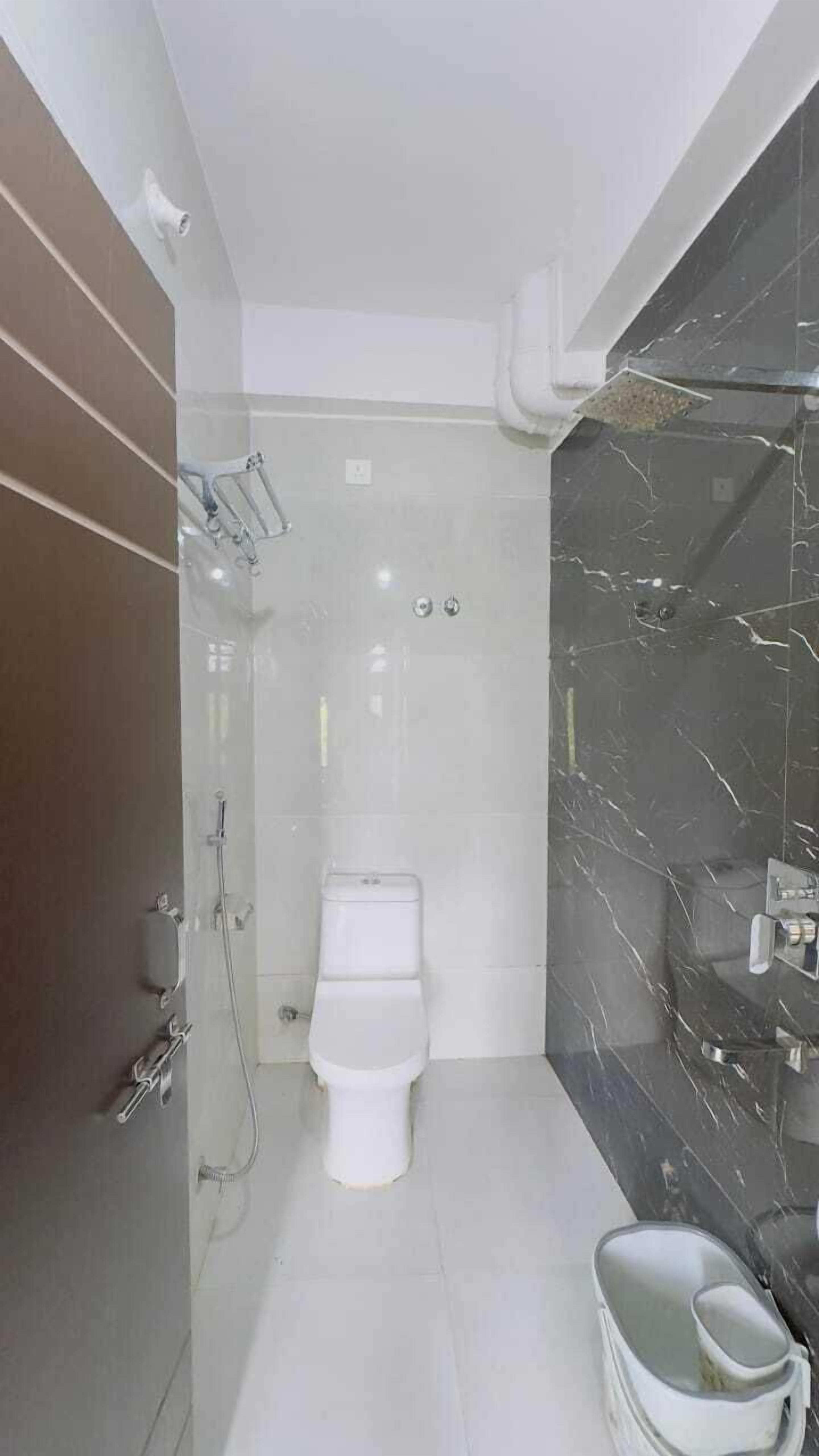 Habitación Confort doble | Baño | Ducha, toallas, jabón y papel higiénico