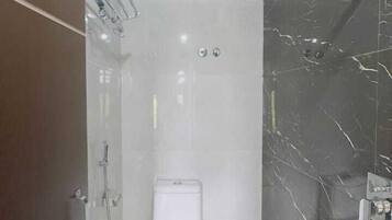 Habitación Confort doble | Baño | Ducha, toallas, jabón y papel higiénico