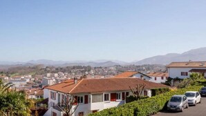 A residential area with houses, a clear sky, and distant mountains. - Charming studio for 4 in Ciboure with terrace (Ciboure)