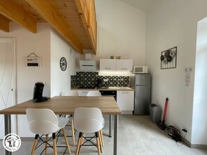 Réfrigérateur, micro-ondes, four