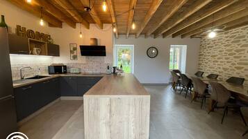 Een koelkast, een microgolfoven, een oven, een vaatwasser