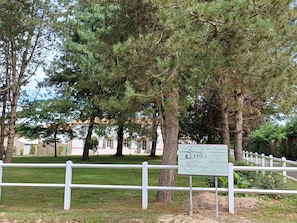 Property grounds - Spacious Gîtes in Vendée with Heated Pool (Soullans)