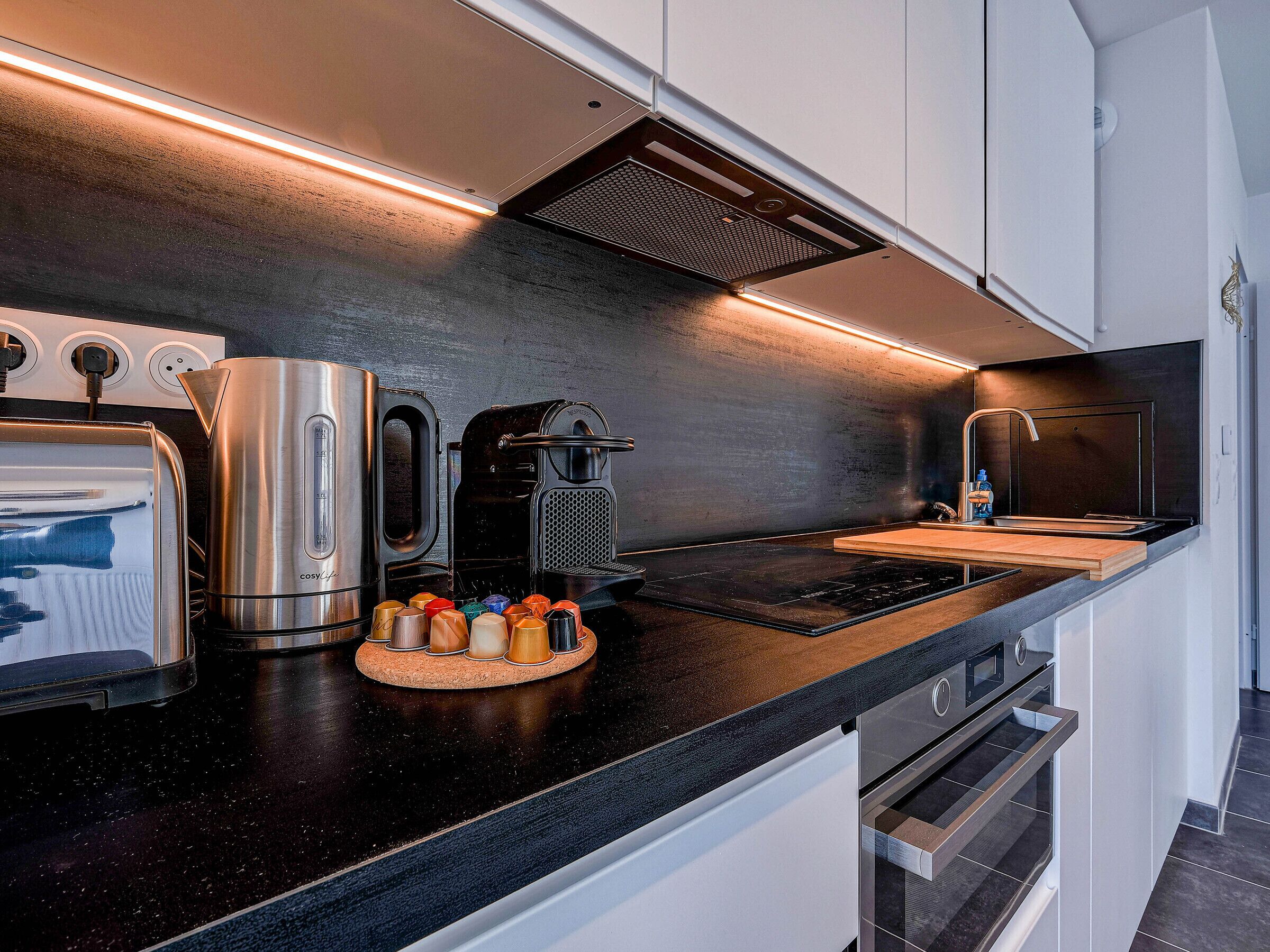 Køleskab, mikrobølgeovn, kogeplade, opvaskemaskine