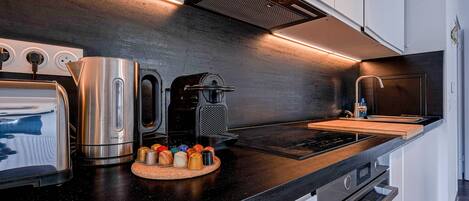 Fridge, microwave, stovetop, dishwasher