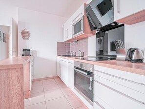 Fridge, microwave, stovetop, dishwasher - Appartement F4 à 10 minutes de Disneyland Paris (Bailly-Romainvilliers)