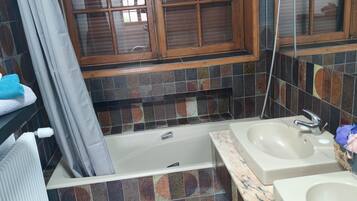 Ensemble douche/baignoire, sĂšche-cheveux, serviettes fournies