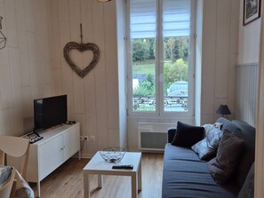 TV - City-center T2bis for 4 pers with ski locker (Cauterets)