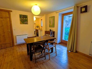 Dining - Charming central T2 with parking and WIFI (Arêches-Beaufort)