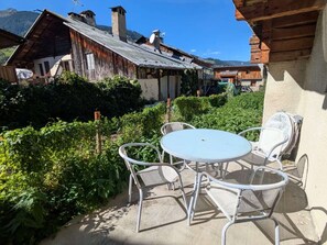 Outdoor dining - Charming central T2 with parking and WIFI (Arêches-Beaufort)