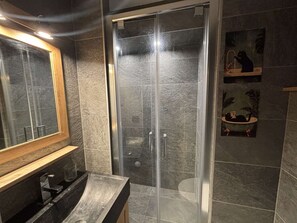 Bathroom - Renovated 3-room apartment, Alpe d'Huez, balcony, parking (Huez)