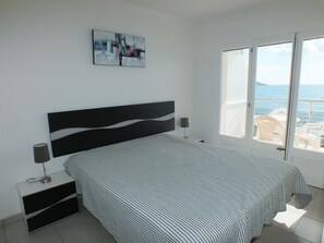 2 bedrooms - Seafront apartment for 6 with parking in Roses (Roses)