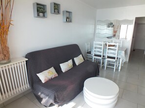 TV - Seafront apartment for 6 with parking in Roses (Roses)