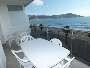 Outdoor dining - Seafront apartment for 6 with parking in Roses (Roses)