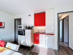 Fridge, microwave, oven, stovetop - Ski-in apartment with balcony for 7 people (Le Corbier)