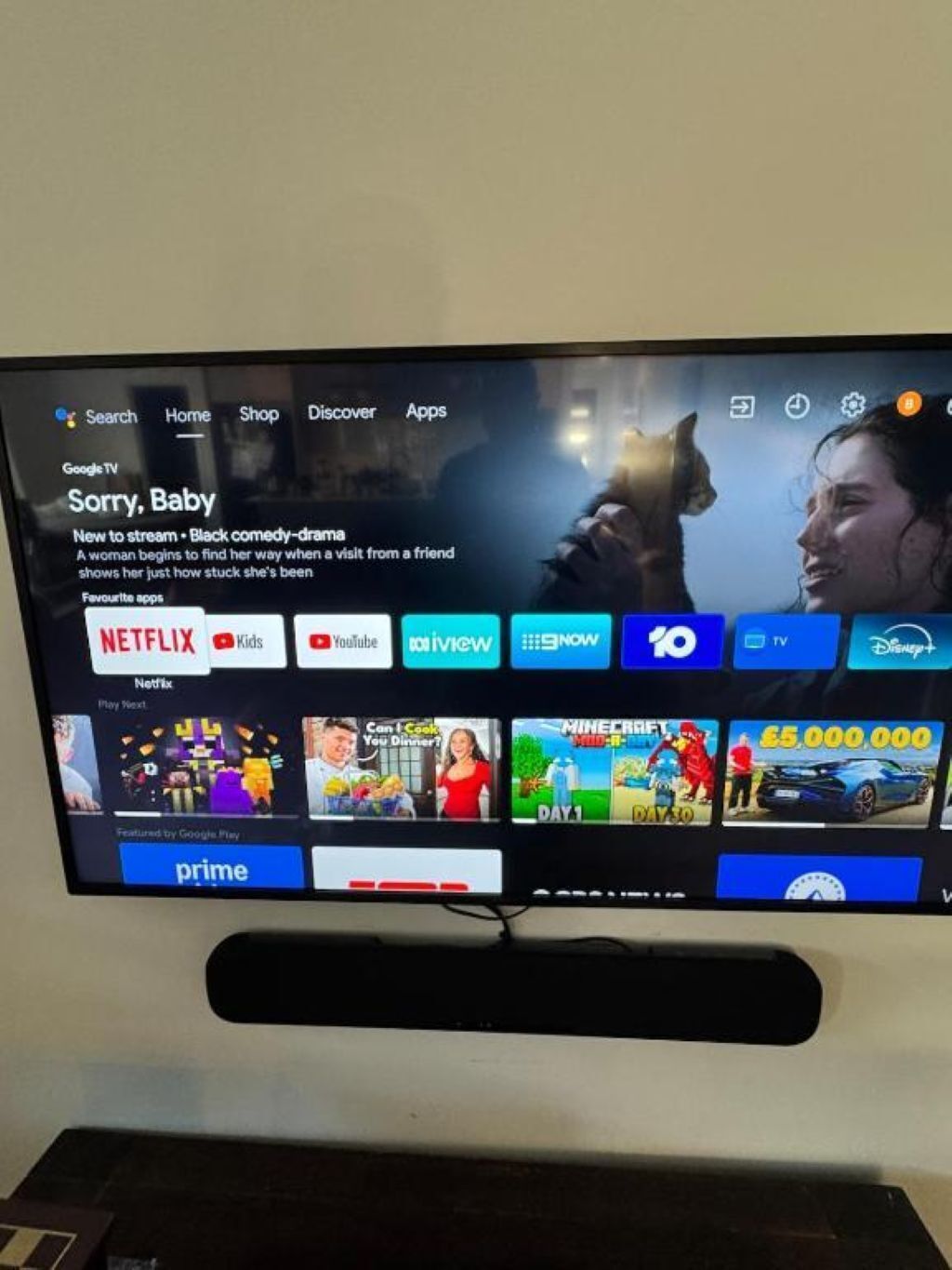 Un téléviseur affichant l’interface d’un service de diffusion en continu, avec différentes applications et une émission mise en avant.