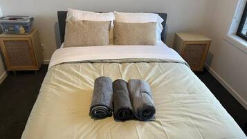 4 bedrooms, iron/ironing board, WiFi, bed sheets