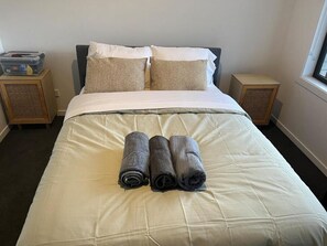 4 bedrooms, iron/ironing board, WiFi, bed sheets