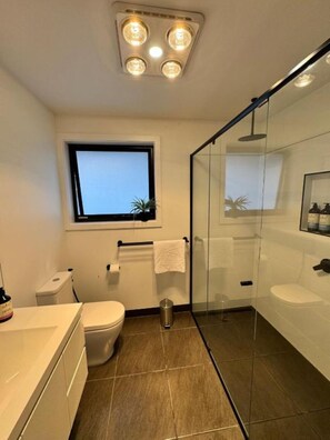 Bruser, hårtørrer, håndklæder, Sæbe