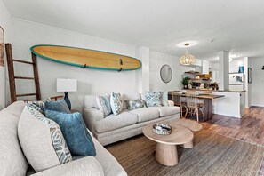 Smart TV, fireplace - Walk to the beach! 2 bed 2 bath condo (Hilton Head Island)