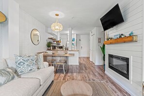 Smart TV, fireplace - Walk to the beach! 2 bed 2 bath condo (Hilton Head Island)