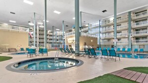 Un hôtel doté d’une piscine, de plusieurs balcons et d’un atrium central.