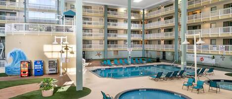 Een binnenzwembad, een buitenzwembad