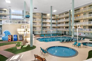Una piscina cubierta, una piscina al aire libre