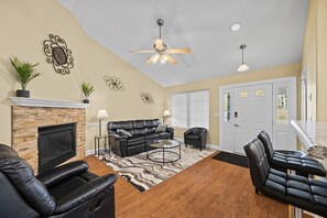 Televisión, chimenea, futbolito y estéreo