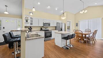 Kylskåp, mikrovågsugn, ugn och spishäll