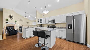 Kylskåp, mikrovågsugn, ugn och spishäll