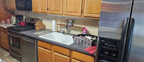 Réfrigérateur, micro-ondes, four, plaque de cuisson