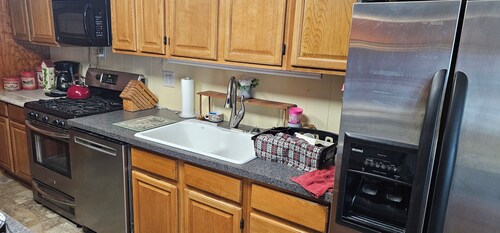 Private home 3 bedroom sleeps 8 fenced in yard pet friendly 24 hour security