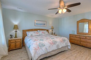 4 bedrooms, free WiFi, bed sheets - Oceanview retreat in Oak Island, sleeps 12, perfect for families and a dog! (Oak Island)