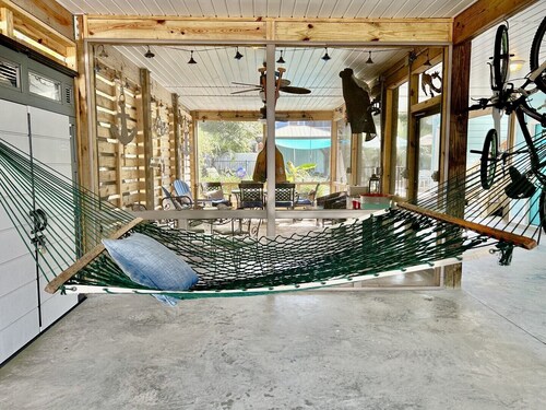 Nemo's Place: Spacious 4BR retreat with private pool in scenic Oak Island.