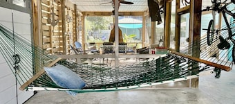 Nemo's Place: Spacious 4BR retreat with private pool in scenic Oak Island.