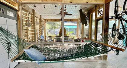 Nemo's Place: Spacious 4BR retreat with private pool in scenic Oak Island.