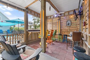 Outdoor dining - Nemos II: A charming 3BR retreat in Oak Island, perfect for family getaways. (Oak Island)