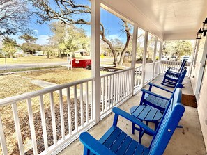 Terrace/patio - The Beach Peach: Spacious 4BR house in Oak Island, ideal for family getaways. (Oak Island)