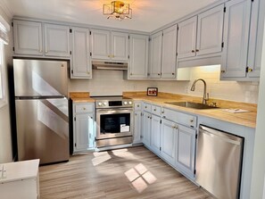 Fridge, microwave, oven, stovetop - The Beach Peach: Spacious 4BR house in Oak Island, ideal for family getaways. (Oak Island)