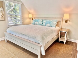 4 bedrooms, free WiFi, bed sheets, wheelchair access - The Beach Peach: Spacious 4BR house in Oak Island, ideal for family getaways. (Oak Island)