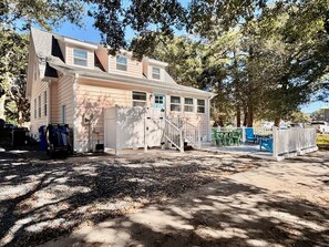 Exterior - The Beach Peach: Spacious 4BR house in Oak Island, ideal for family getaways. (Oak Island)