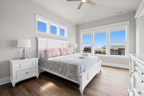 7 bedrooms, iron/ironing board, free WiFi, bed sheets - Experience luxury at SeaKing Good Times in Oak Island, with ocean views and space for 18! (Oak Island)