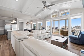 Smart TV, fireplace, books - Experience luxury at SeaKing Good Times in Oak Island, with ocean views and space for 18! (Oak Island)